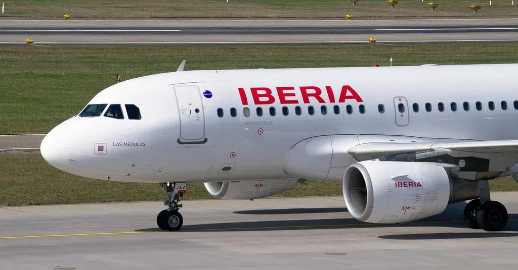 Самолет иберия. Крупные авиакомпании. Iberia airlines стюардессы. Испания авиакомпания iberia. Iberia airlines.