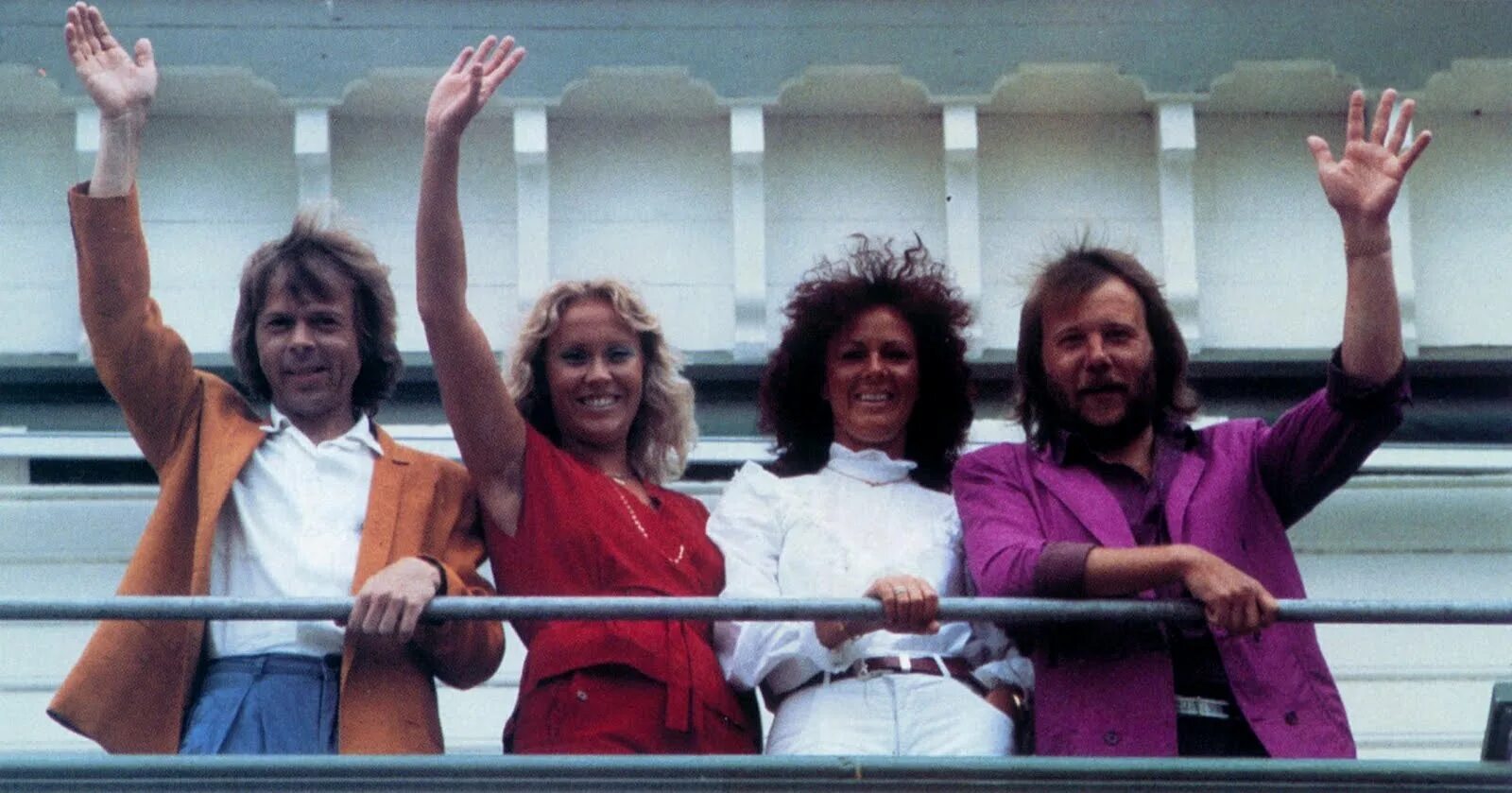 The winner takes it all бенни андерссон. Абба the winner takes it all. абба андерсон и фрида. abba в красном. абба вокзал клип.
