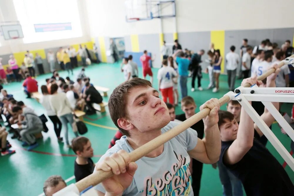 Спортивные соревнования в школе. Физкультура в вузе. Урок физической культуры. Школьники на физкультуре. Физические мероприятия в школе