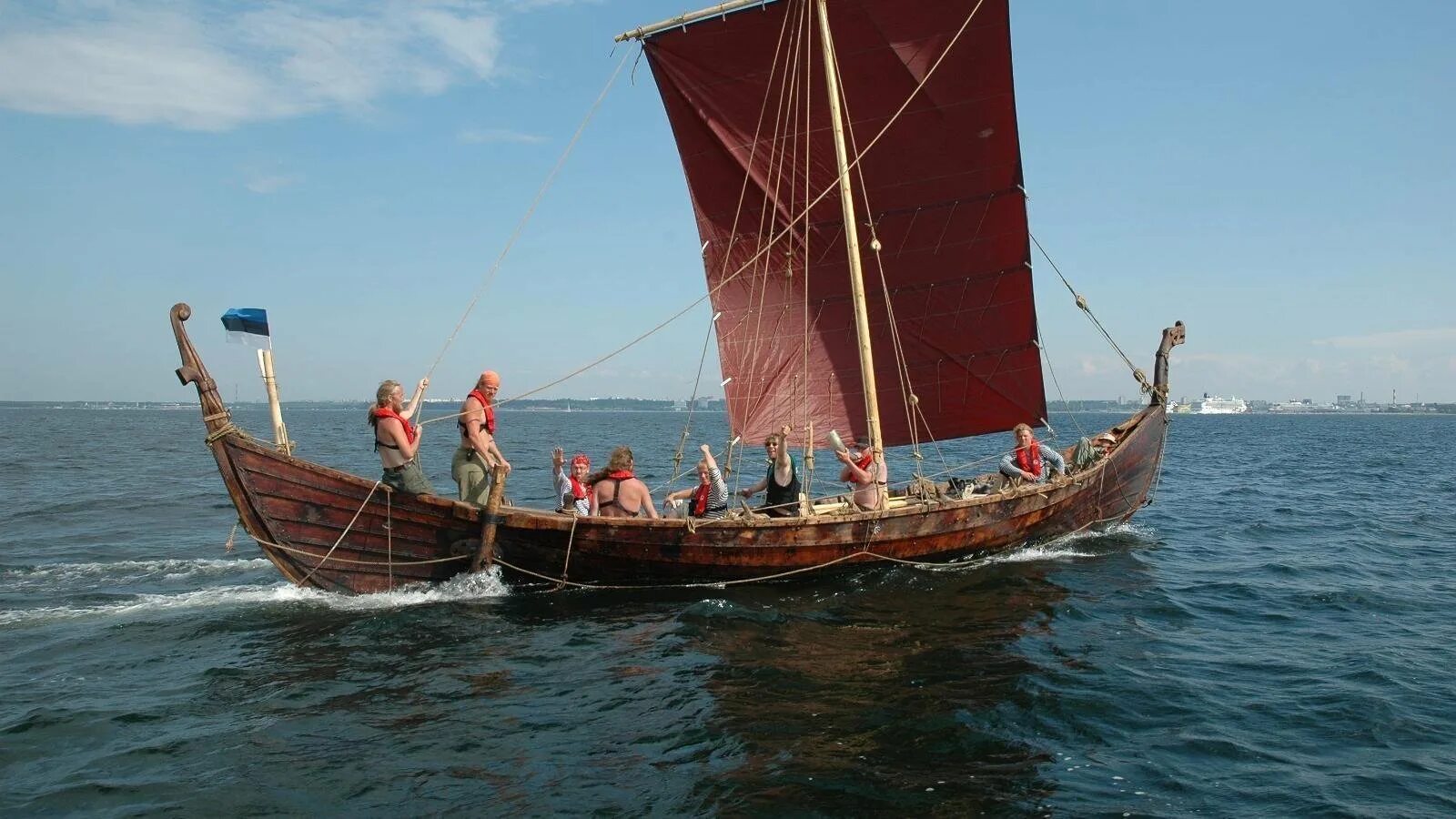 Ладья море. Ладья Драккар викингов. Драккар Сааремаа. Баркас викингов. Дракар Парус.