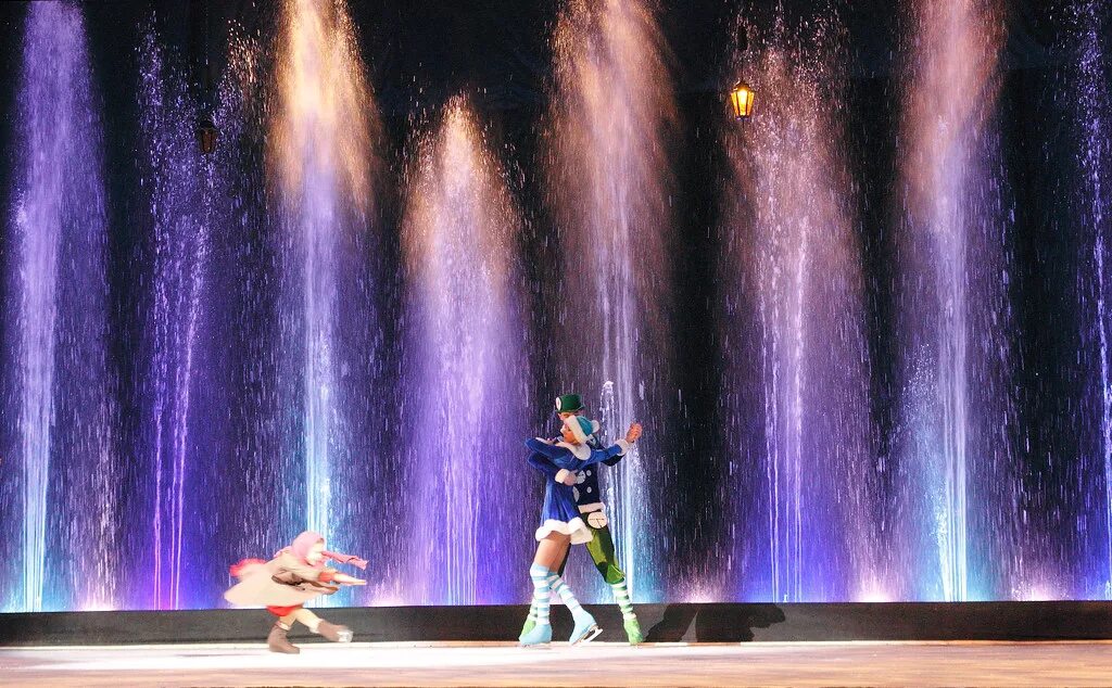 Поющие фонтаны в москве аквамарин. Танцующие фонтаны. Аквамарин цирк танцующих фонтанов зал. Танцующий фонтан аквамарин. Аквамарин цирк танцующих фонтанов зал.