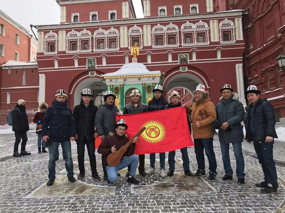 Трудовая миграция кыргызстанцы в Москве. Киргизы в Москве. Киргизы на красной площади. Кремль мигранты. Киргизы работа в россии