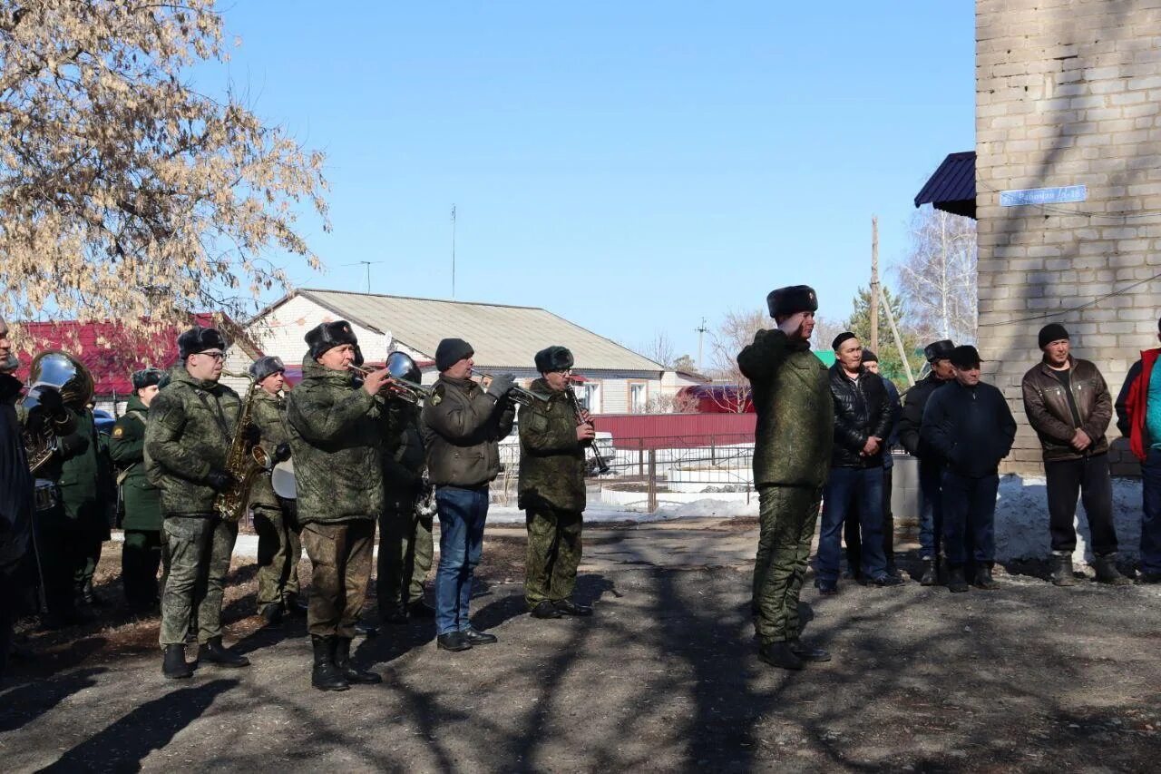 Первомайский оренбургский район новости. День села Первомайский. Похороны солдат погибших в Украине.