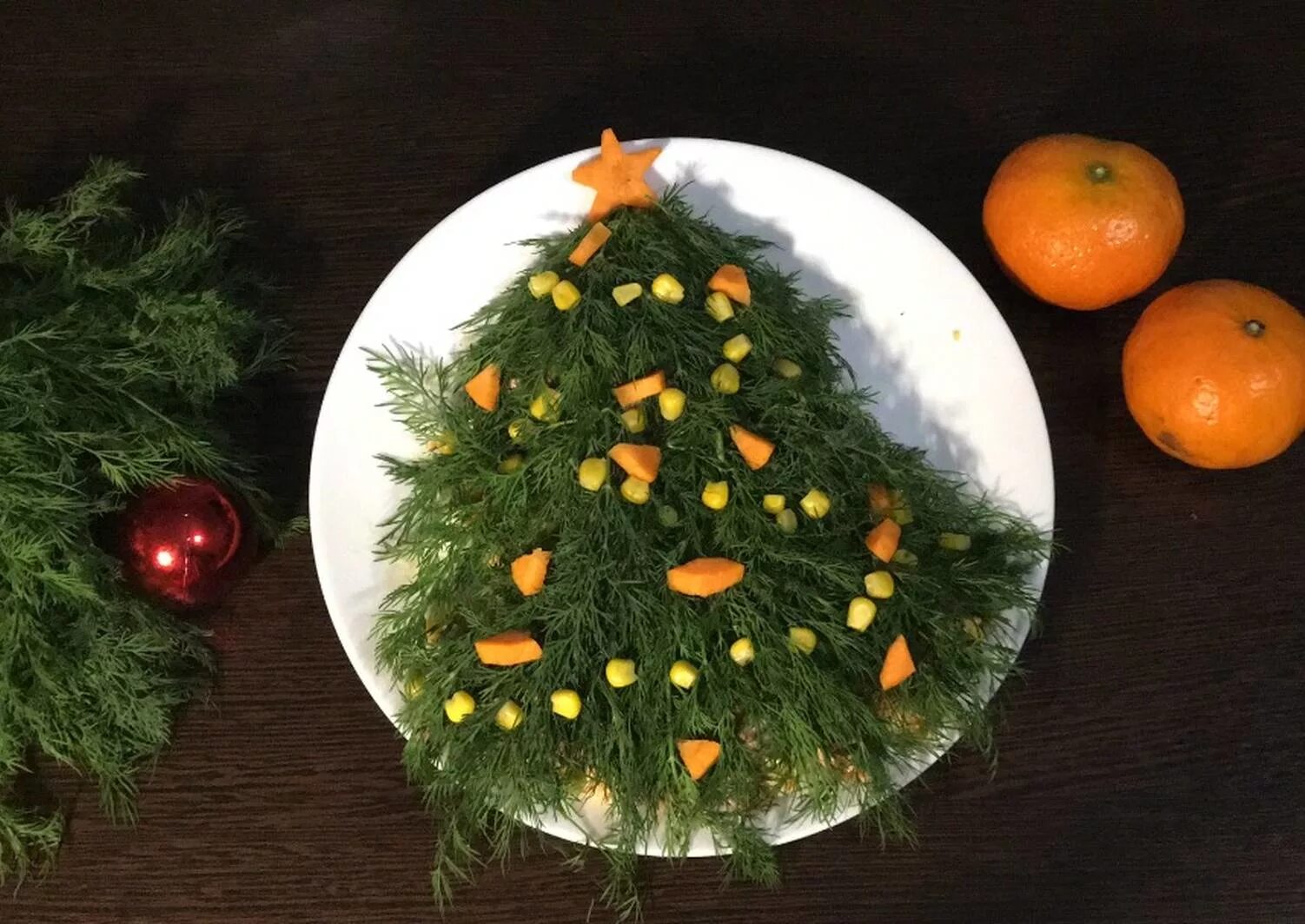 Как сделать елку из огурцов и укропа
