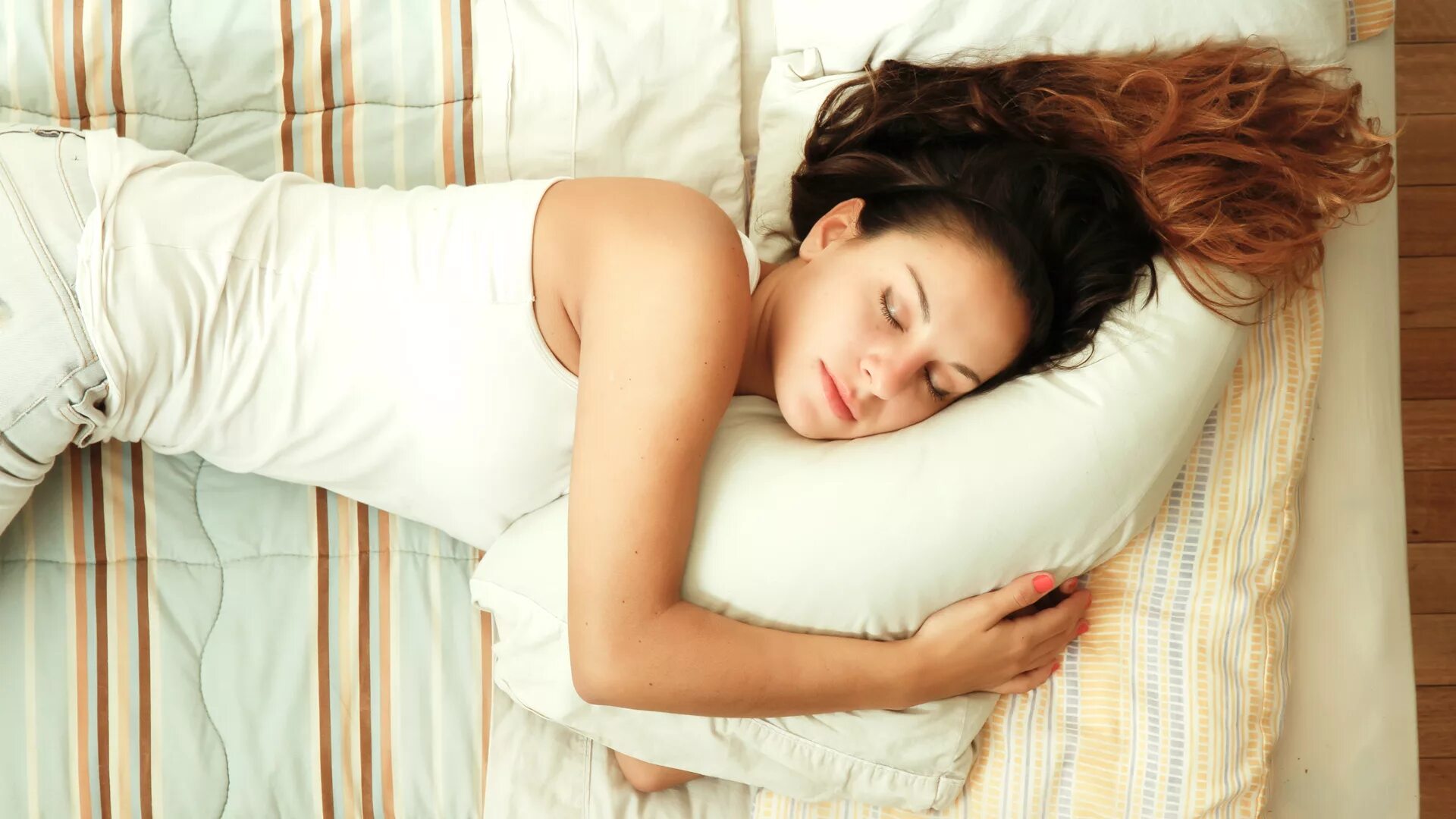 Покажи видео как спят. Подушка девушка. Девушка лежит на подушке. Сон на боку.
