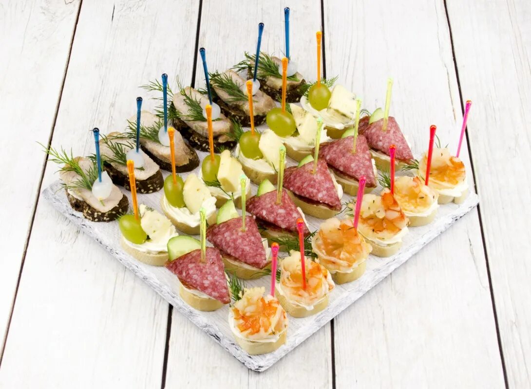 Закуски на фуршетный стол. Закуски на банкет. Закуски на день рождения. Кейтеринг канапе фуршет. Закуски для фуршета.
