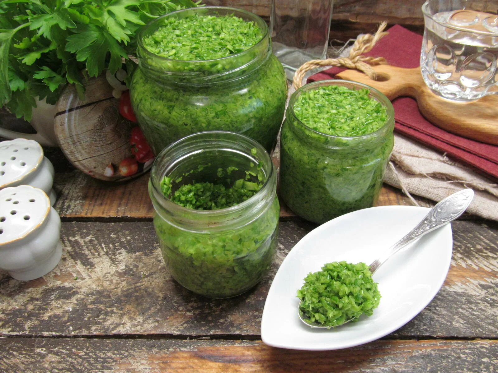 Заготовки из чесночных стрелок на зиму. Заготовка из сала и чесночных стрелок. Чесночные стрелки. Стрелок чеснока через мясорубку. Чеснок на зиму через мясорубку рецепты.