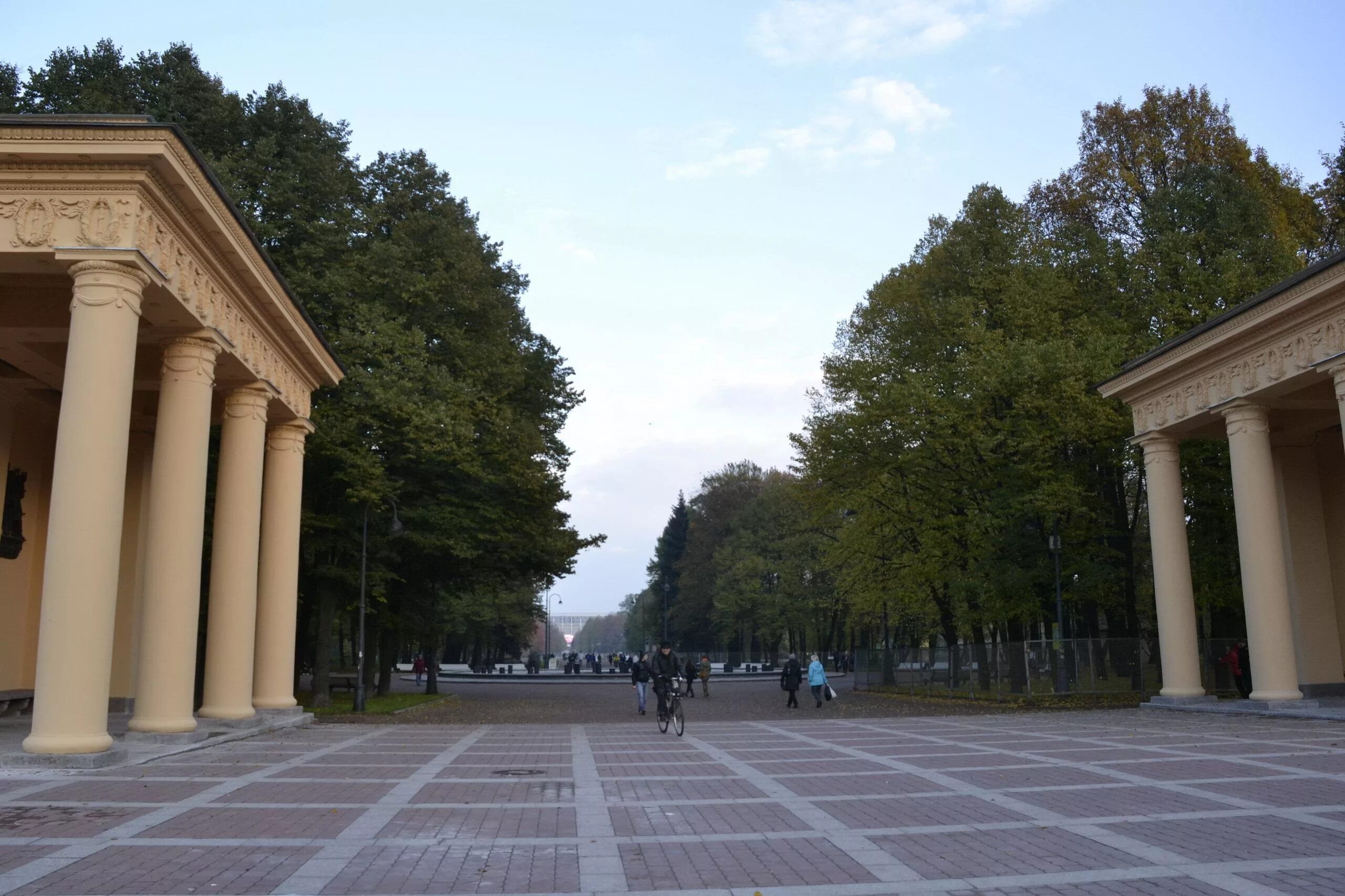 Московский парк победы санкт петербург аллея героев. Московский парк Победы Санкт-Петербург. Московский парк Победы Питер. Парк Победы Санкт-Петербург аллея. Московский парк Победы Пропилеи.