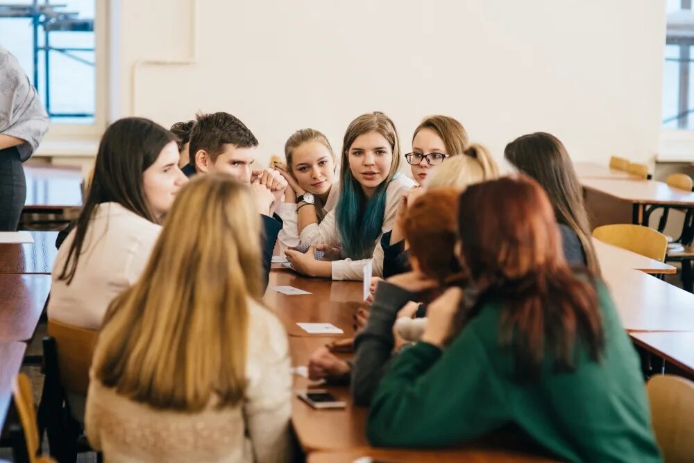 Обсуждения преподавателей. Лекция для подростков. Беседа со студентами. Дискуссия студентов. Беседа с учениками.