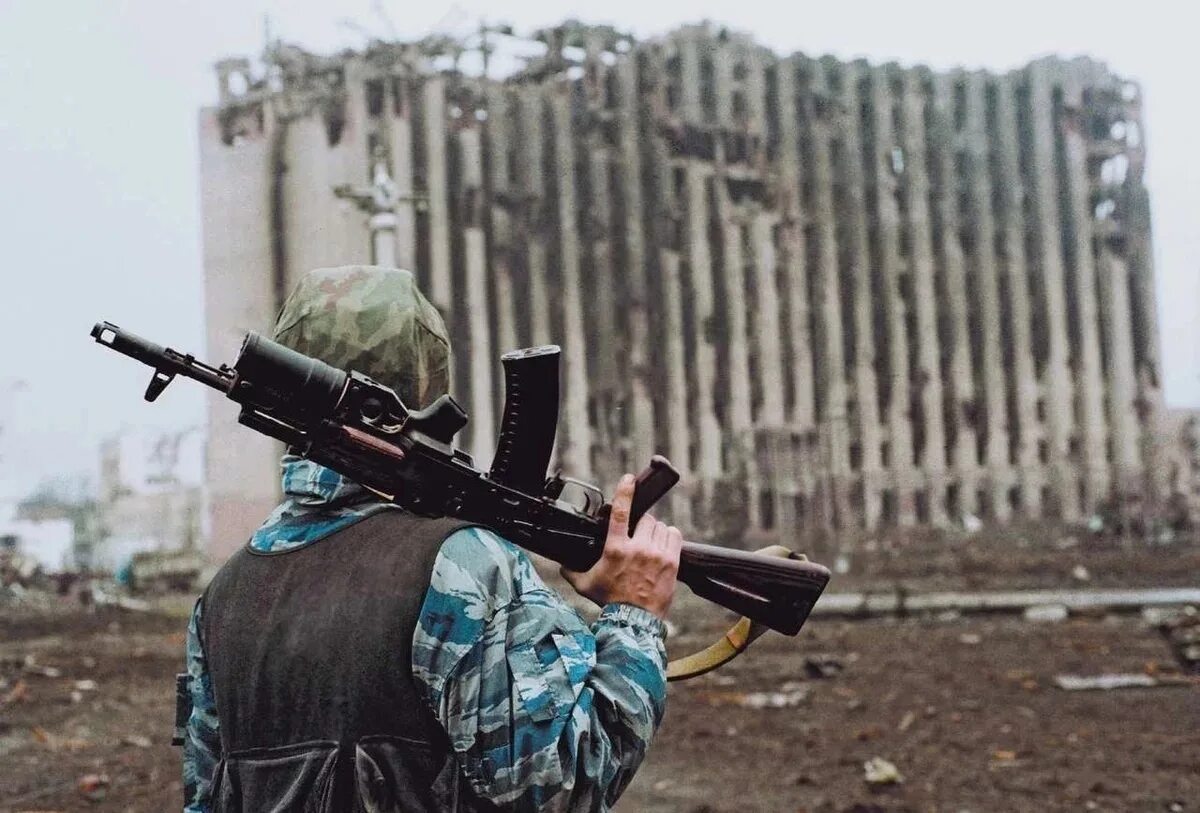 5 декабря 1994. Дворец Дудаева штурм Грозного 1995. Дворец Дудаева Грозный 1995. Президентский дворец Грозный 1994. Чечня дворец Дудаева.