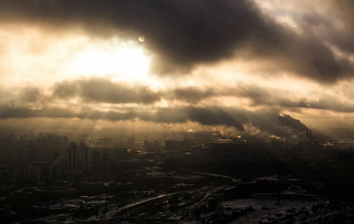 Высота облаков в Москве. Грязные облака. Облака Москва. Сумеречная Москва с облаками.