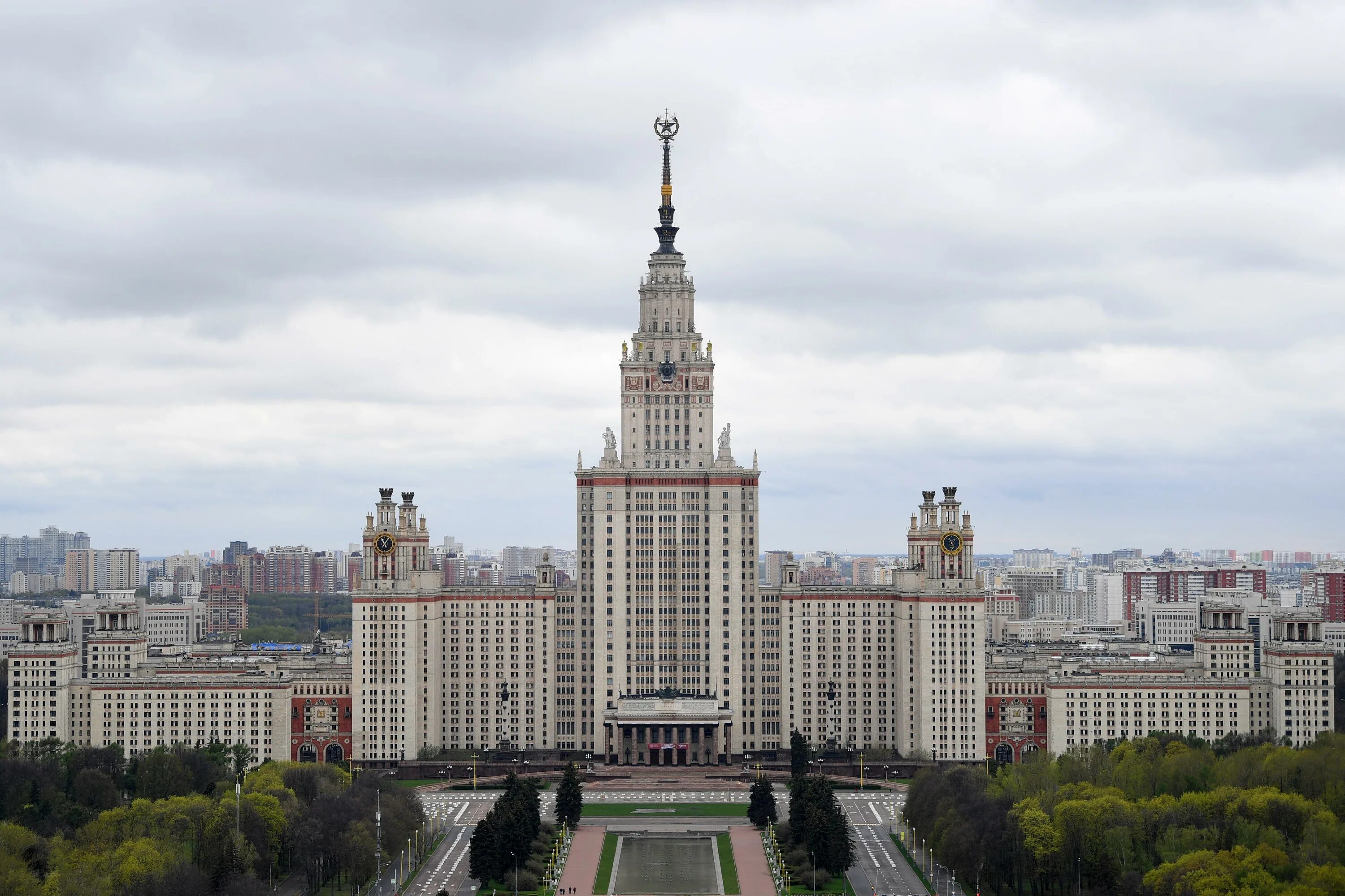 Важные здания в городе. Московский государственный университет имени м.в.Ломоносова，МГУ. МГУ им Ломоносова Москва. Институт Ломоносова в Москве. Здание Московского университета на Воробьевых горах.