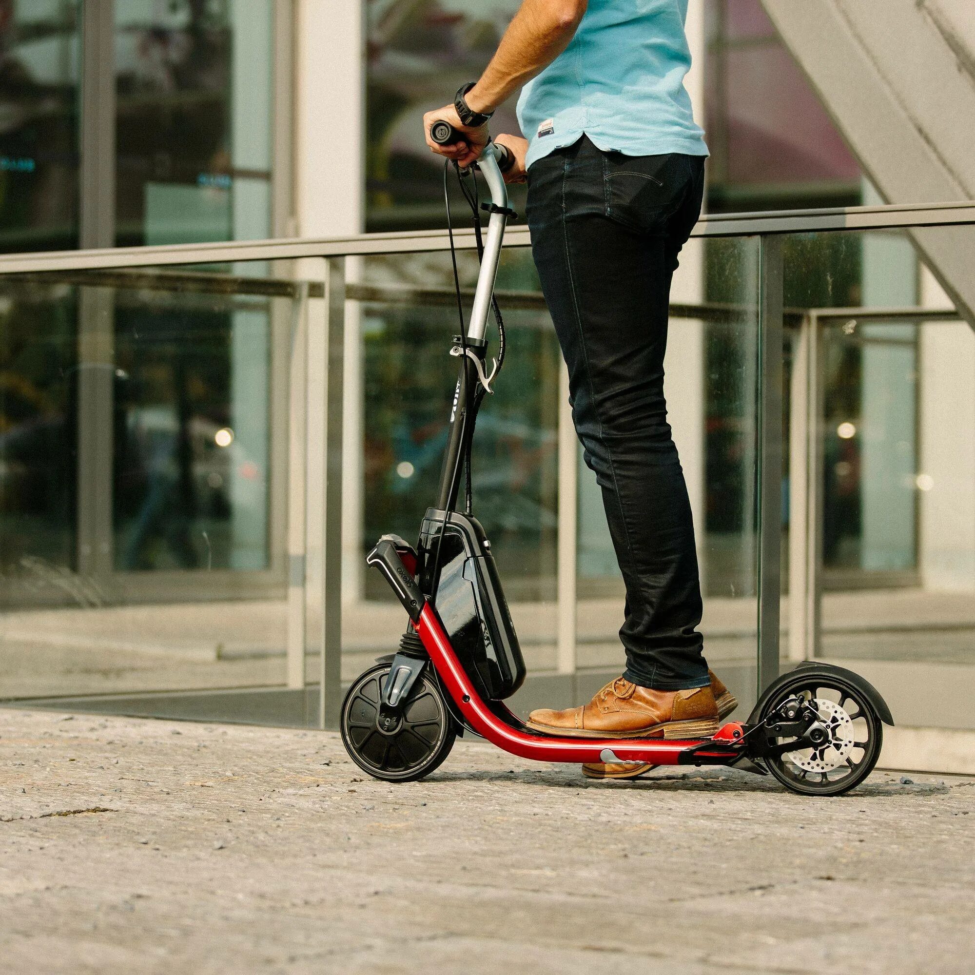 Самокат oxelo mid 3. Дтп с электросамокатом. Ребенок на самокате. Segway kickscooter max g2. Самокат.