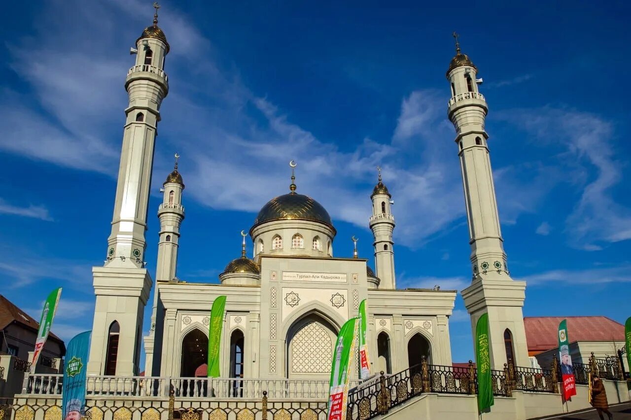 Мечеть имени ахмата кадырова. Сельский мечети в чечне. Мечеть ахмат хаджи кадырова. Мечеть ахмата кадырова в грозном. Сердце чечни грозный.