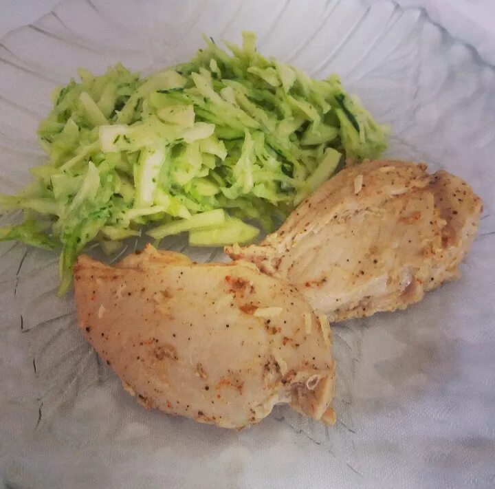 Отварная куриная грудка с овощами. Отварная грудка и салат. Отварная курица с зеленью. Отварная кура с зеленью.