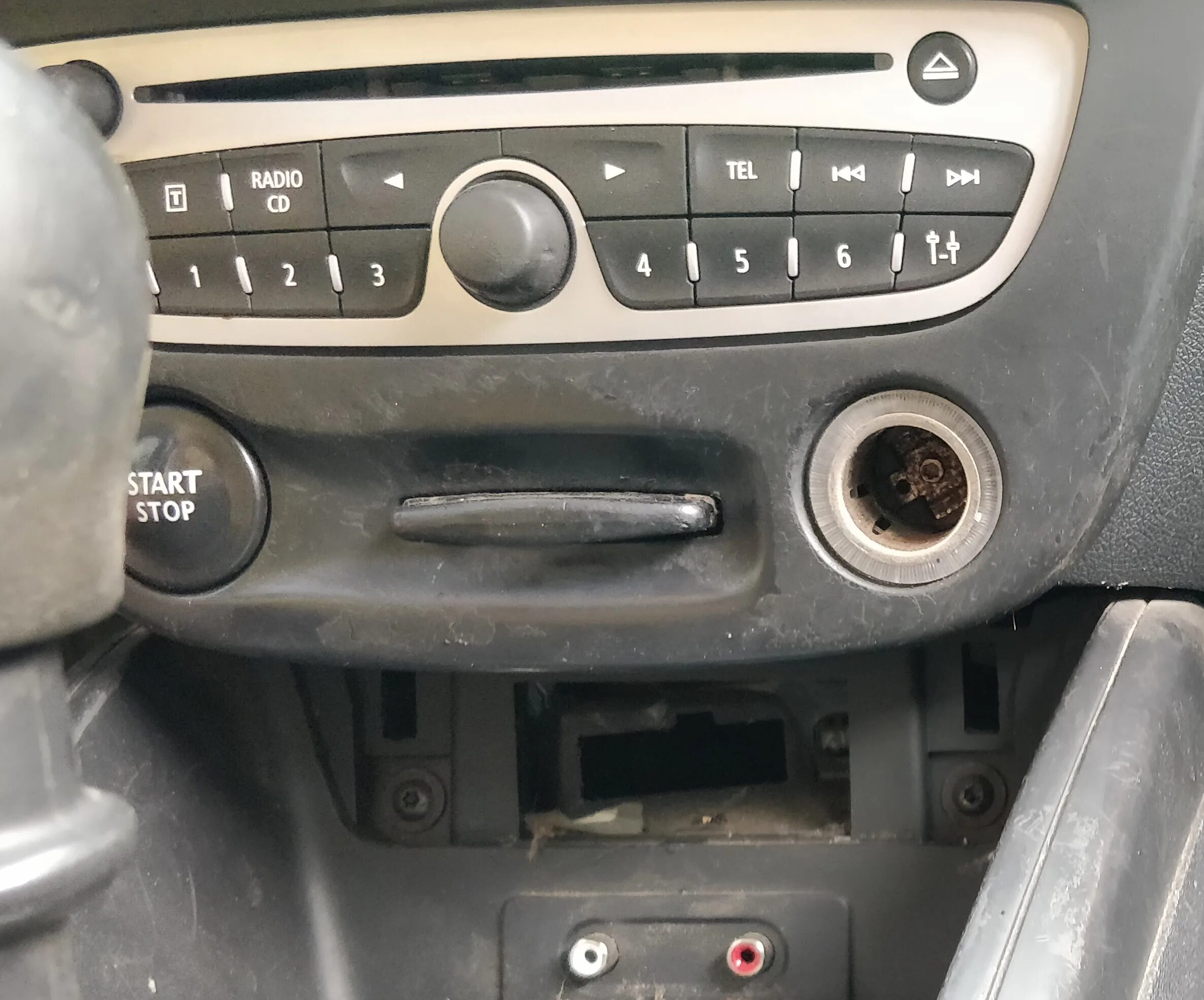 Рено меган 2 разъём обд2. Рено меган 2 обд. Диагностический разъем рено меган 2. Диагностический разъем рено логан 2. Меган где обд.