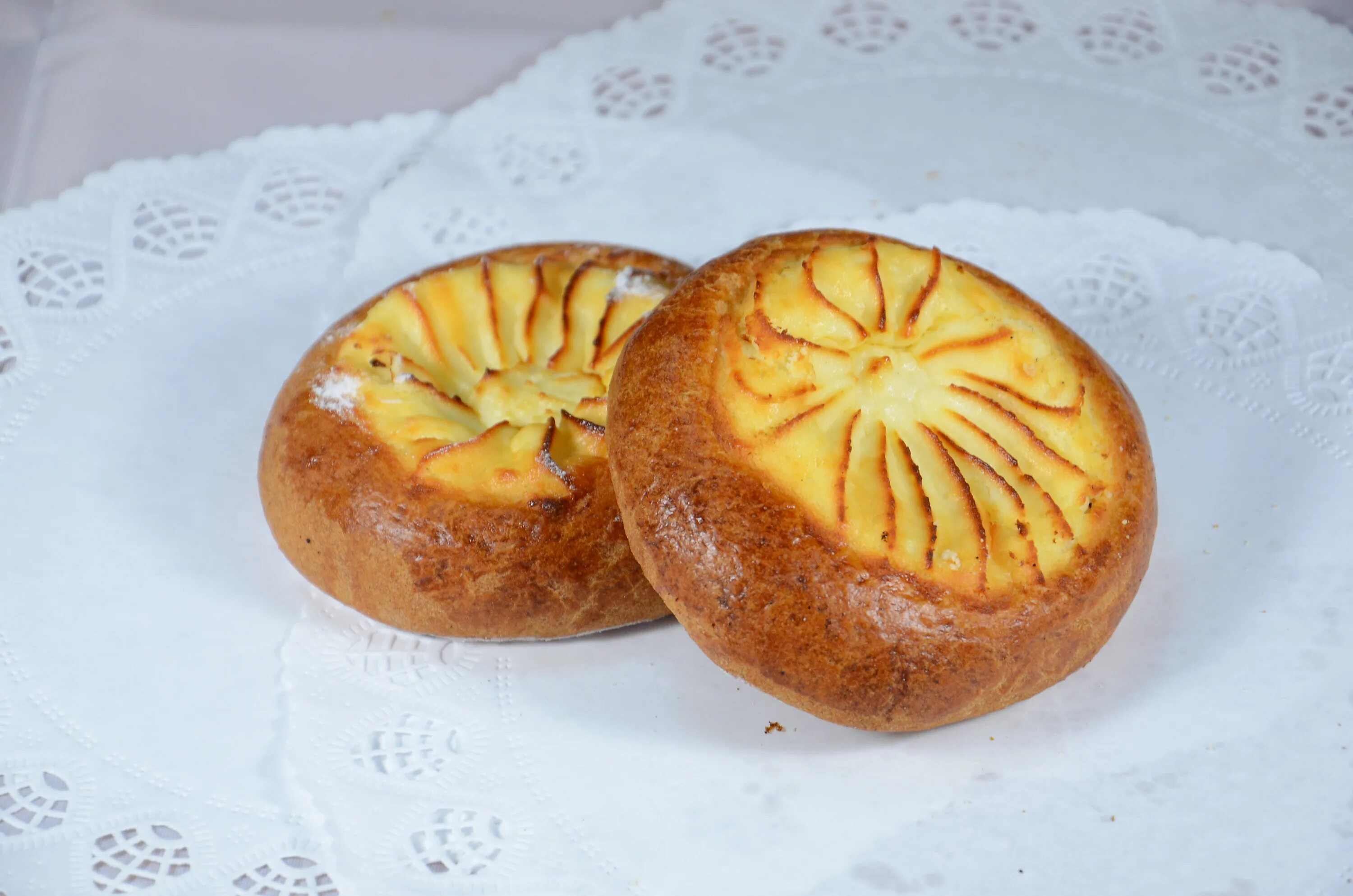 Ватрушки с творогом и яблоками. Рецепт ватрушек с творогом и яблоками. Ватрушки розочки. Ватрушка с яблоками. Рецепт ватрушек с творогом и яблоками.