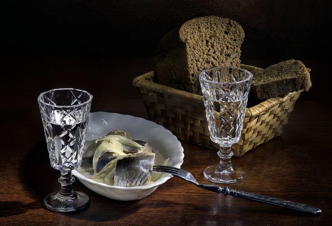 Наливает в рюмку. И рюмочку хрустальную до краешка налить. Гифы с водкой. И рюмочку хрустальную до краешка налить. Красивые бокалы.