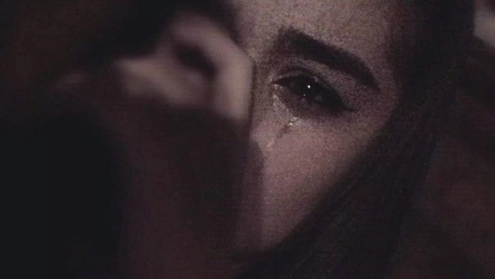 Девушка плачет. Плачущая девушка ночью. Девочка плачет ночами. Девушка плачет в темноте. Щека сбегать