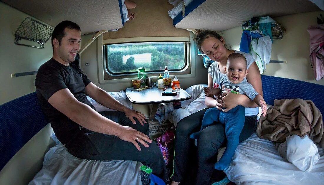 Можно ли поездом поехать в белоруссию. Поездка на поезде. Путешествие с детьми на поезде. Путешествие с детьми в плацкарте. Поездка в поезде плацкарт.
