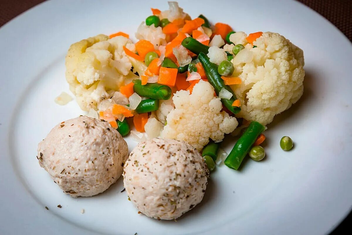 паровые тефтели. тефтели на пару в мультиварке. тефтели на пару. тефтели на пару рецепт. фрикадельки из индейки с подливкой.