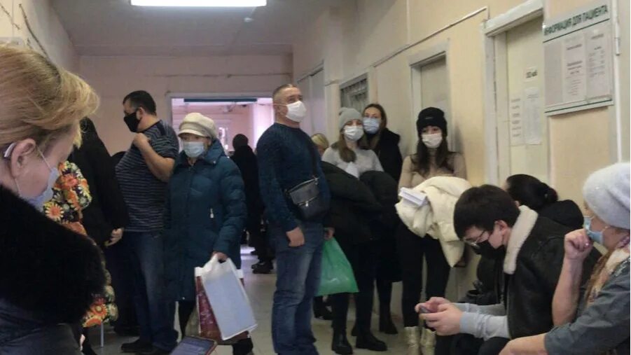 Стать в очередь в школу. Очередь в поликлинике. очереди в поликлиниках волгограда. очередь к терапевту. люди в очереди к врачу.