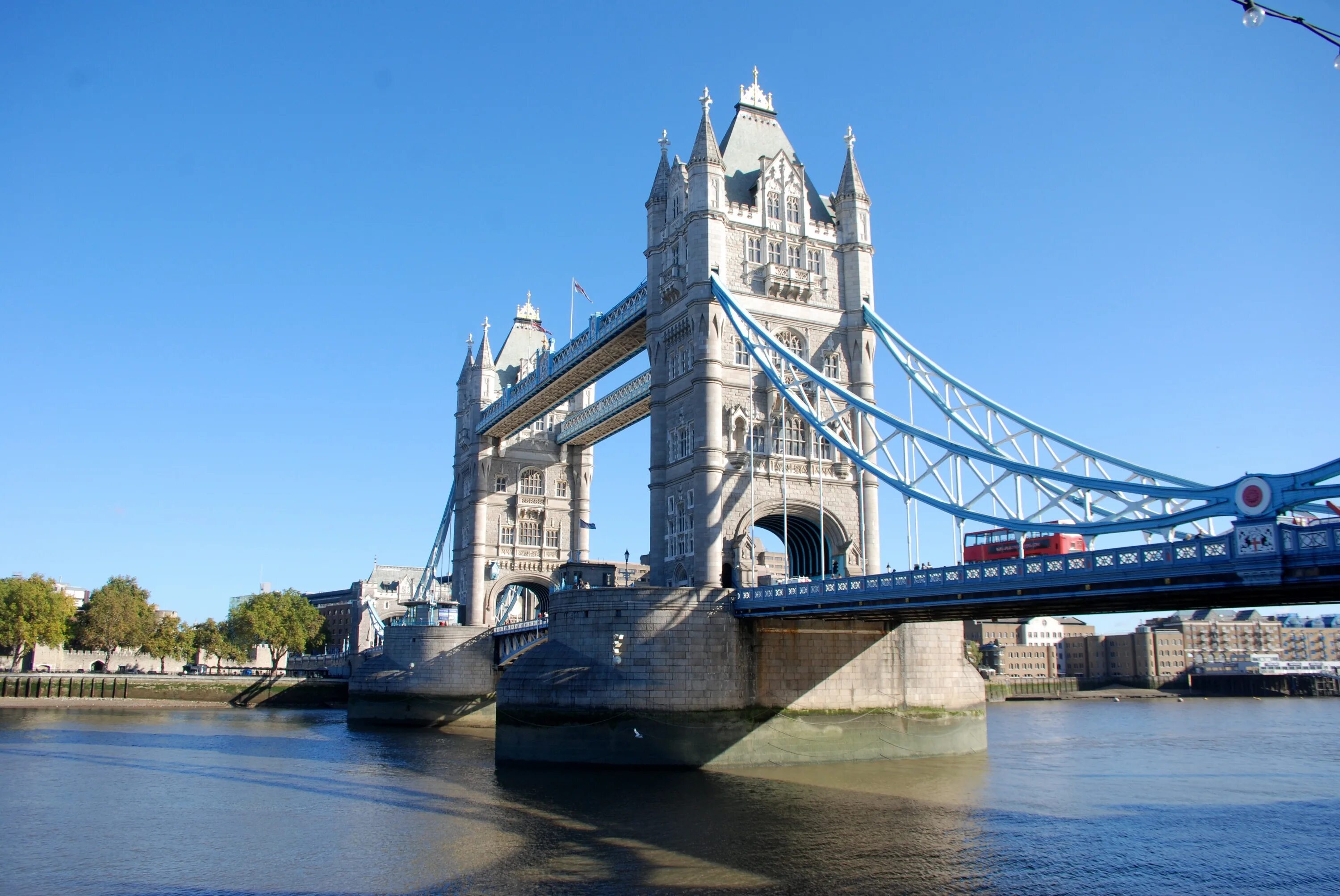 Включи london bridge. Тауэрский мост. Архитектура Лондона Тауэрский мост. Мост Великобритании туэреский. Достопримечательности Великобритании Тауэрский мост.