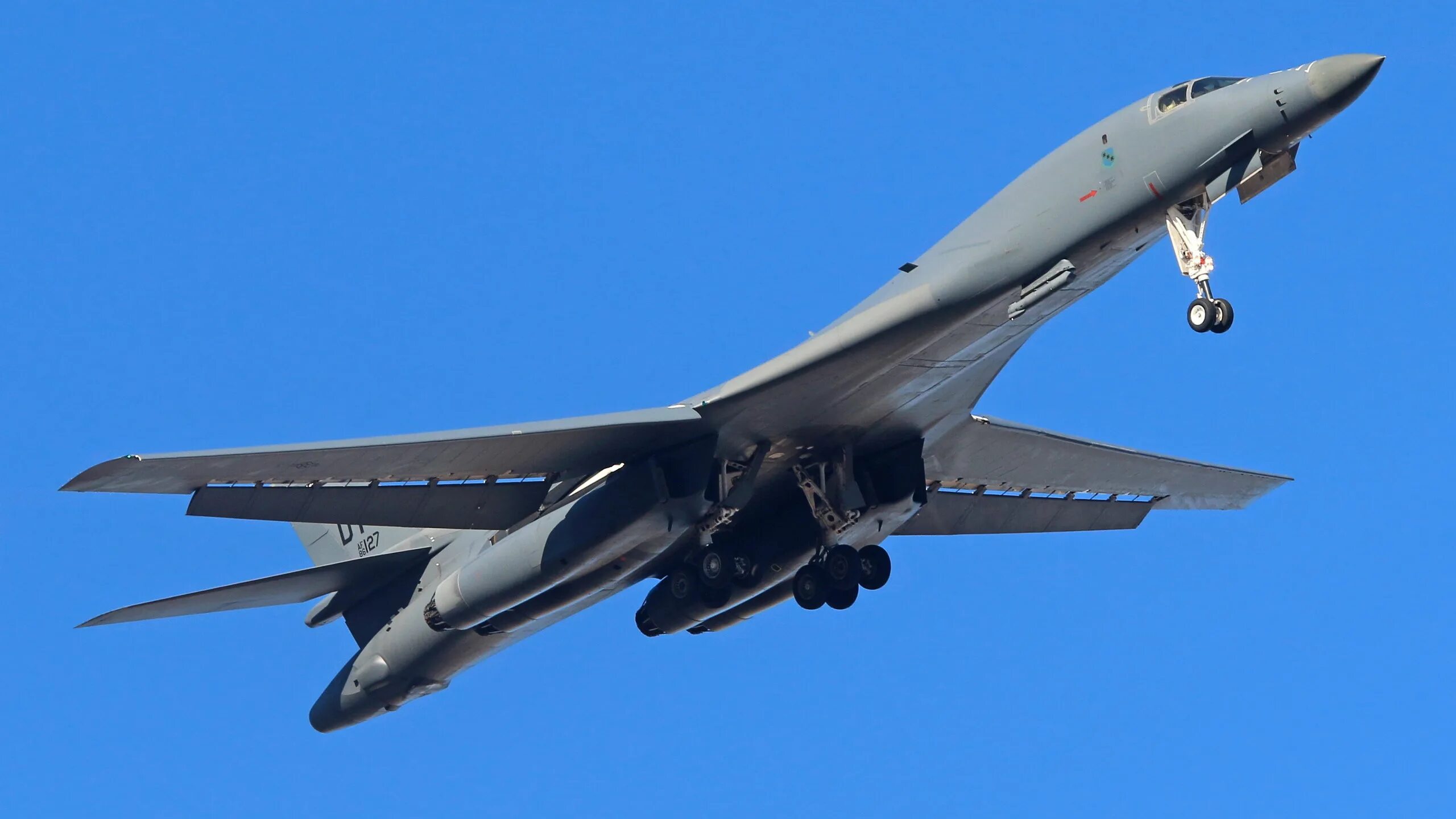 B1b бомбардировщик. Rockwell b-1 Lancer. Rockwell b-1b Lancer. B 1b Lancer самолет. ВВС США B-1b Lancer.