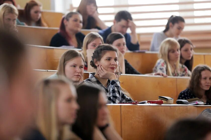 Какого учиться в педагогическом университете. Преподаватель вуза. Студенты европейских вузов. Преподаватель в институте. Колледжи и вузы Вологодской области.