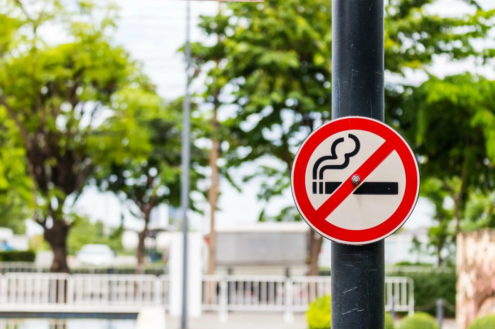 Non public. You mustn't Smoke. You mustn't Smoke here. Знак don't Smoke. Картинки i don't Smoke.