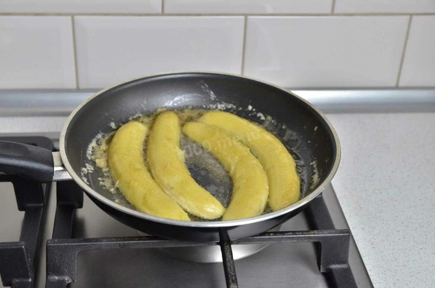 Бананы на сковородке. Жареные бананы на сковороде. Жареные бананы с яйцом на сковороде. Бананы для жарки.