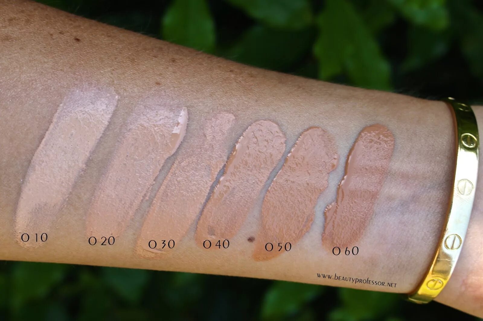 Тональный крем cle de peau тон 30. Huda beauty brown obsessions. Бернович rainbow touch свотч. Chanel les beiges healthy glow natural eyeshadow palette #light. Тени chanel light.