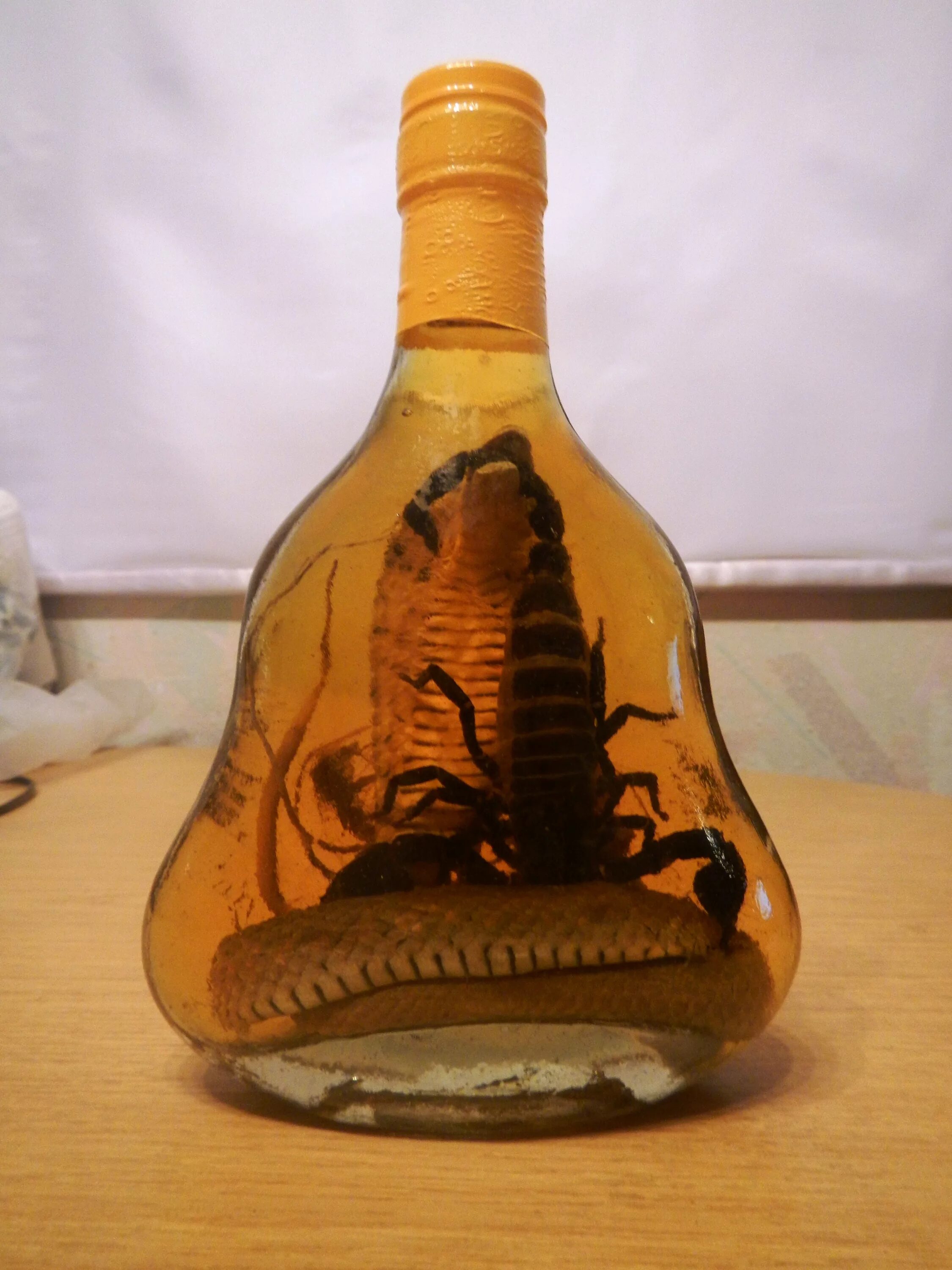 Настойка на змее. Настойка Кобра и Скорпион Вьетнам. Кобра в бутылке Вьетнам. Змея в бутылке. Бутылочка с коброй.