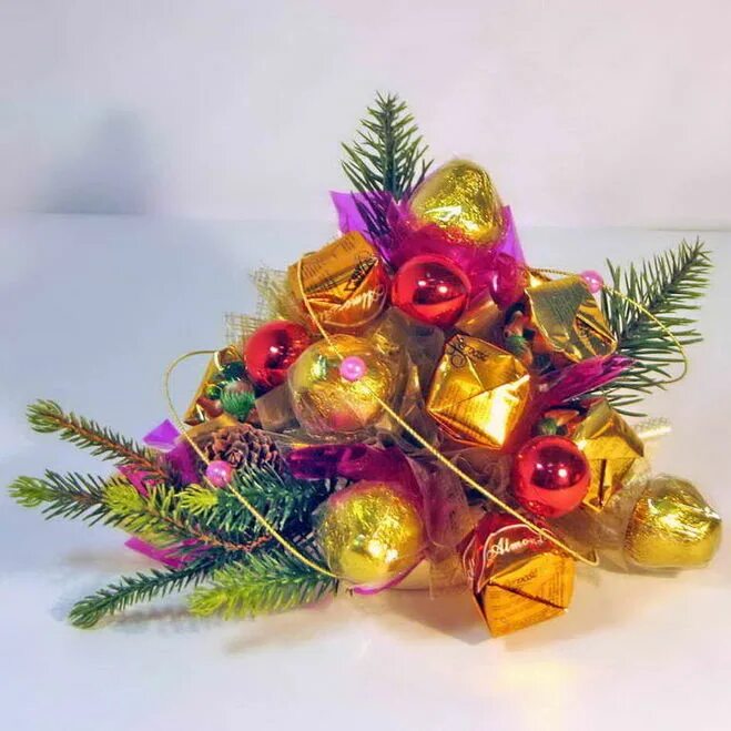 новогодние композиции из конфет. букет из новогодних игрушек своими руками. букет из новогодних игрушек своими руками. букет с елкой. новогодний букет маленький.