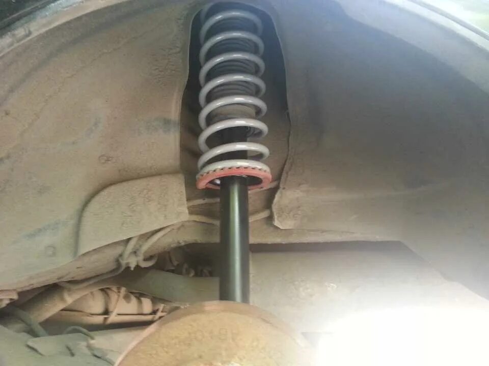 Задняя стойка приора хэтчбек. Как поменять задние стойки на приоре. Замена задней стойки приора. Как поменять задние стойки на приоре. Задние пыльники сс20 приора.