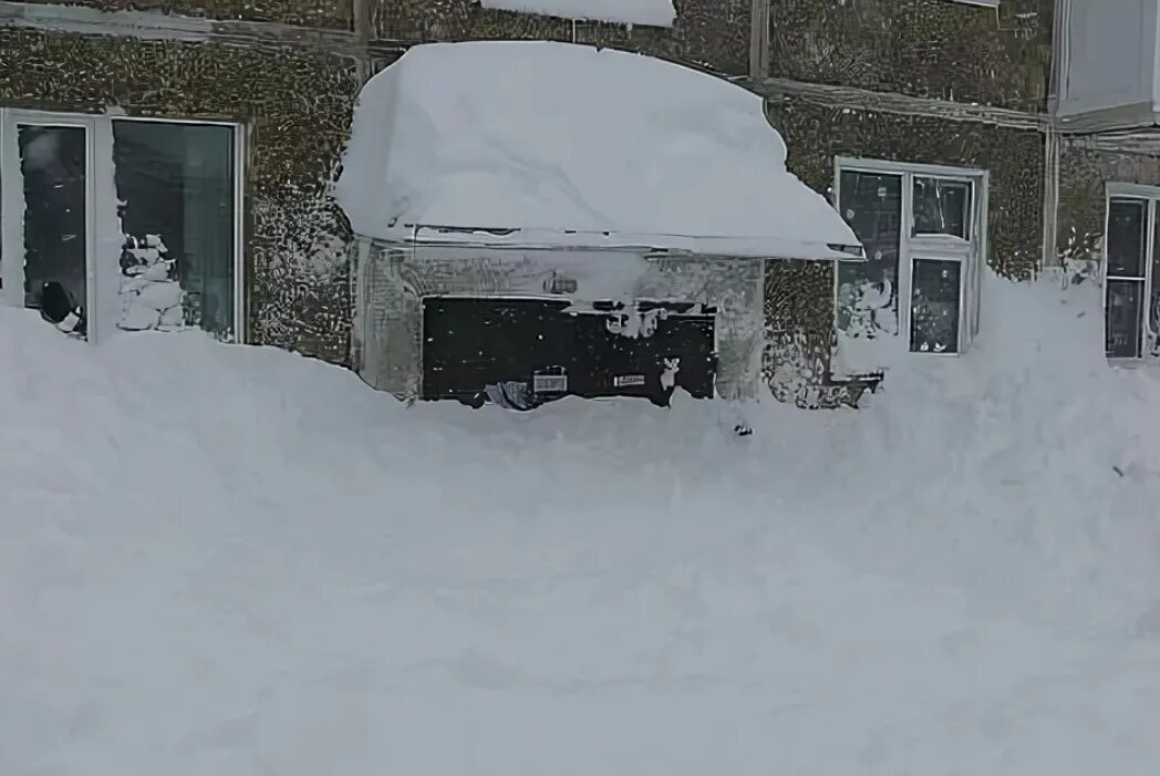 Закрой снежок. Дом заваленный снегом. Дверь завалило снегом. Дом занесло снегом. Заметенные снегом здания.