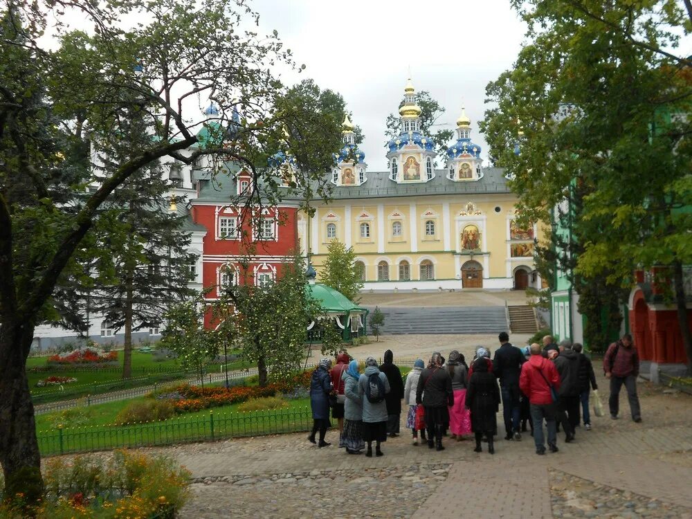 Подворье псково-печерского монастыря в пскове. Паломнический центр псково печерского монастыря. Дом паломника псково-печерского монастыря. Дом паломника псково-печерского монастыря. Экскурсия по псково-печерскому монастырю.