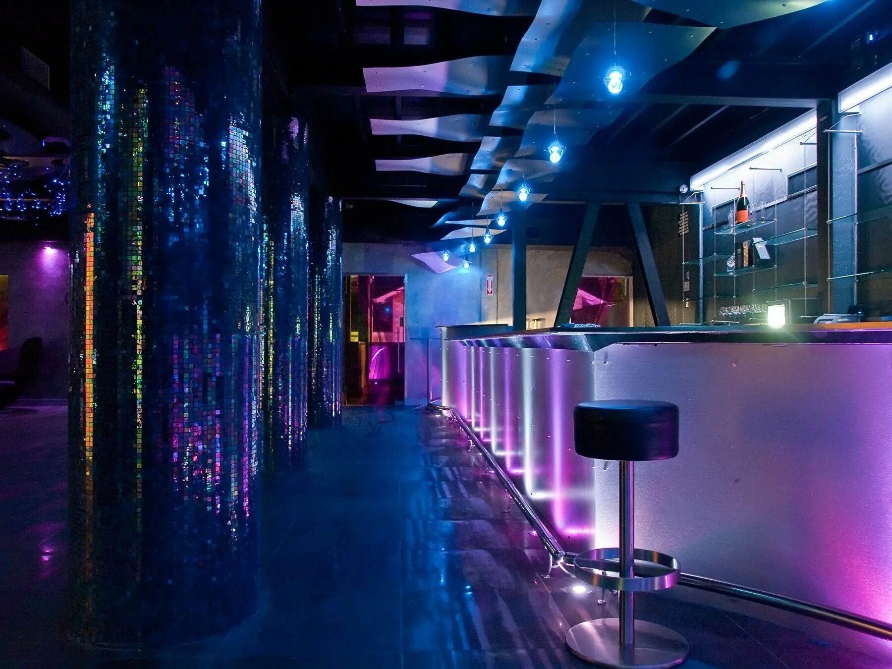 Мода ночных клубов. Танцы в клубе. Пилон в баре. Комната для вечеринок. Шест в клубе.