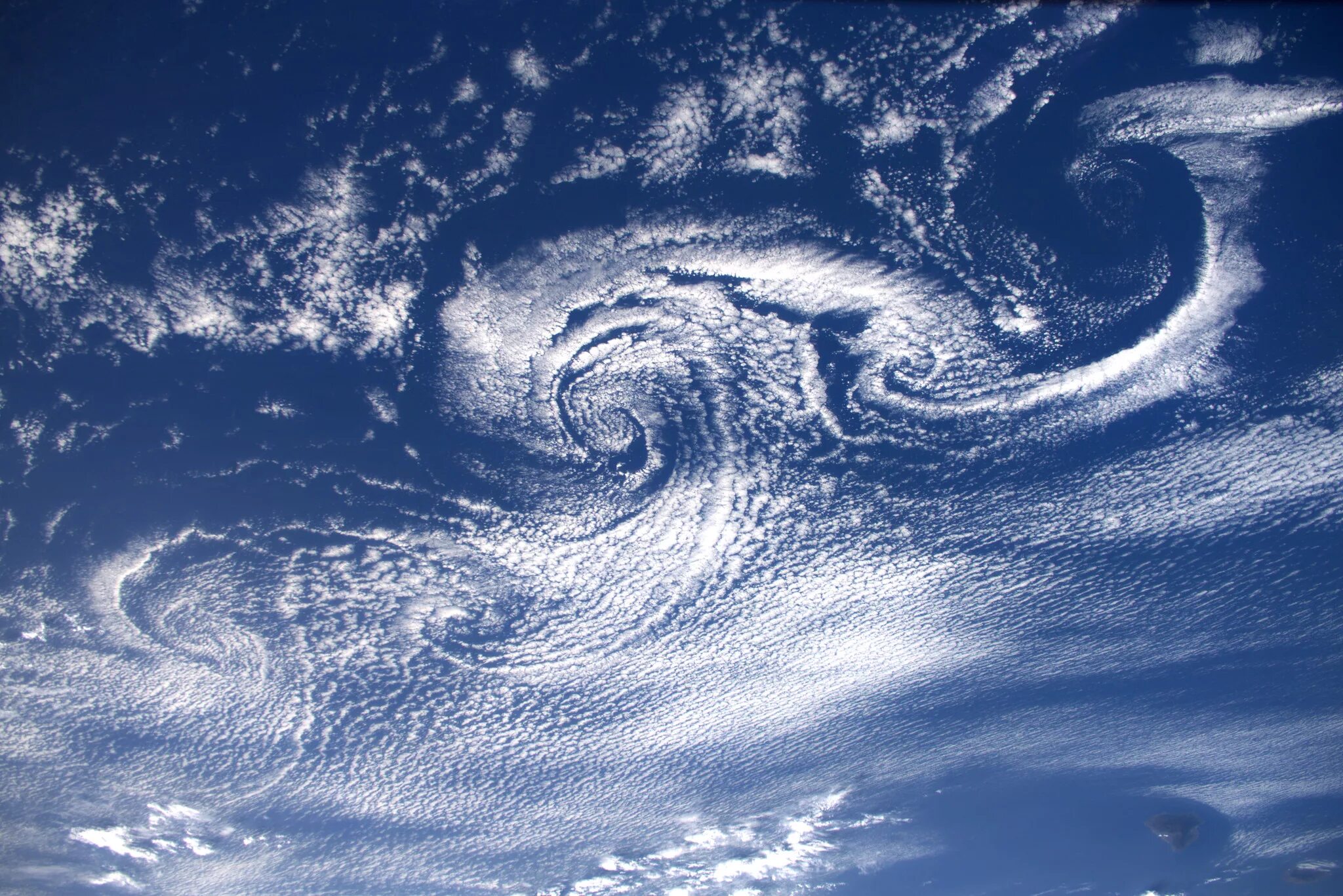 Wave effect. Волновые облака. Вихри в океане. Вихрь облаков. Спиральные облака.