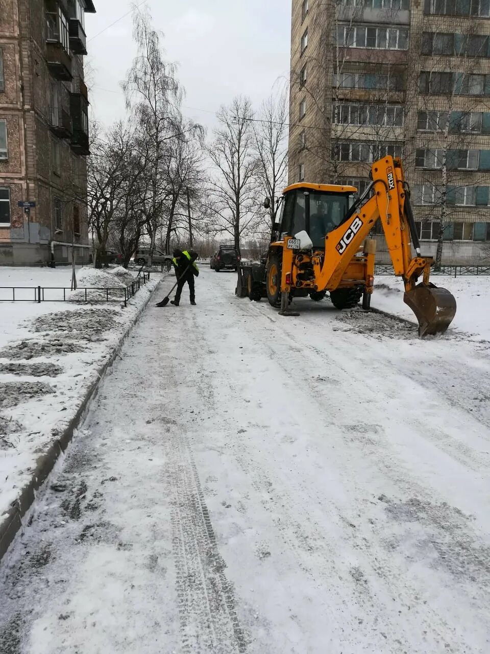 Очистка улиц от снега. Уборка снега. Зимняя уборка дворовых территорий. Уборка территории от снега.