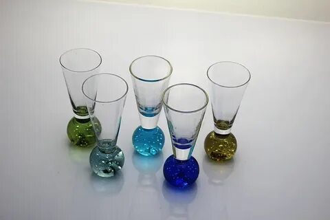 Стаканы с шариком на дне