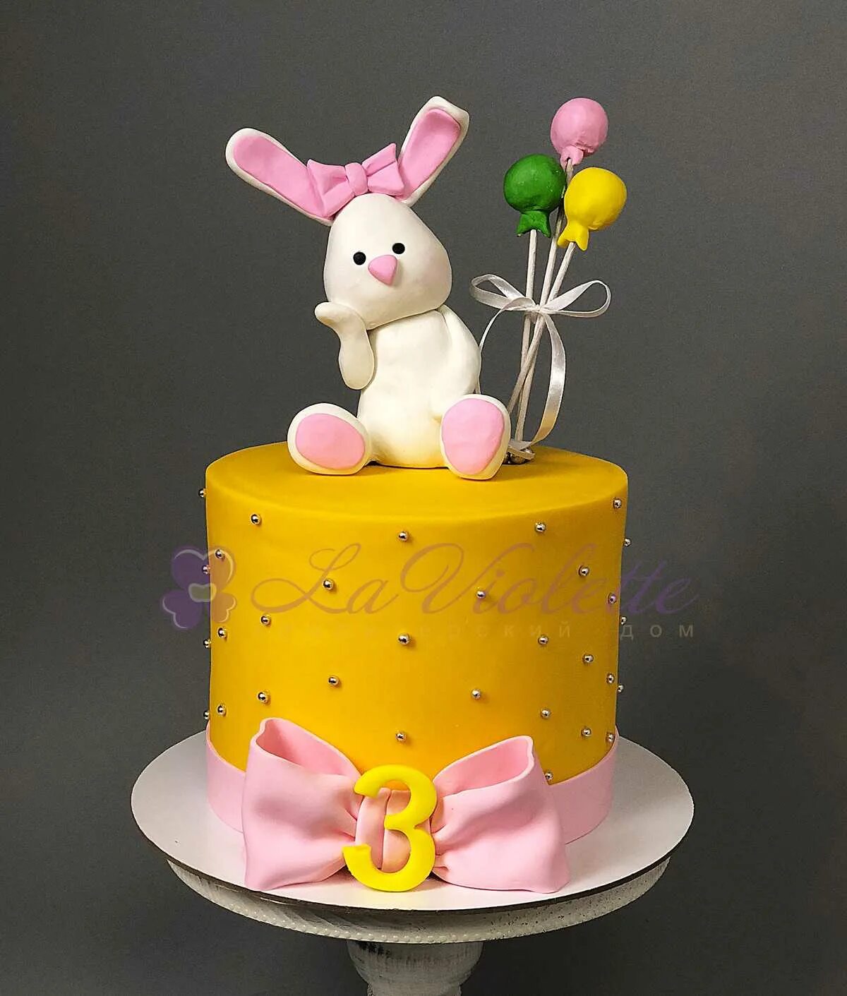 Необычный детский торт. Торт с «зайчиком». Торт с «зайчиком». Торт девочка. Торт с зайчиком для девочки на годик.