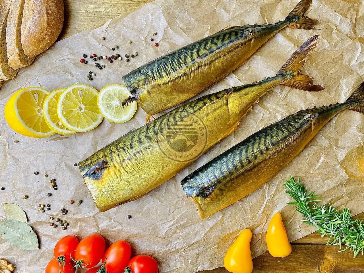 Скумбрия холодного и горячего. Скумбрия холодного копчения. рыба скумбрия копченая. макрель холодного копчения. скумбрия горячего копчения.