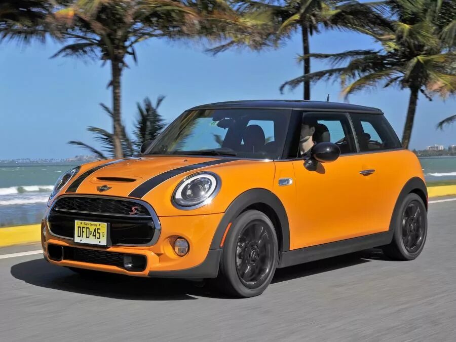 Мини мини контент. Mini Cooper s f56. Mini Cooper f56 2014. Мини Купер 2018 Hatch. Мини Купер r56 желтый.