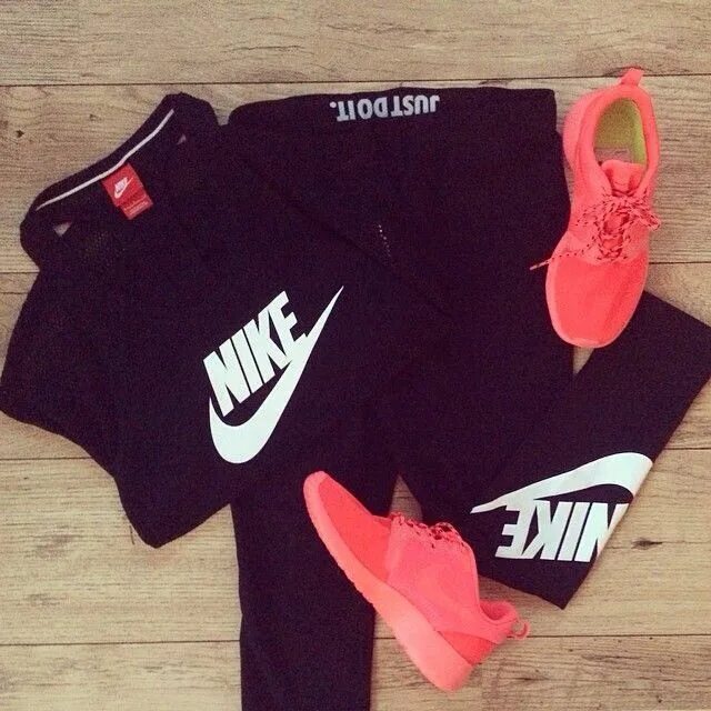 Nike вещи. Nike комплект одежды. Спортивный набор найк. Вещи найк для девушек.