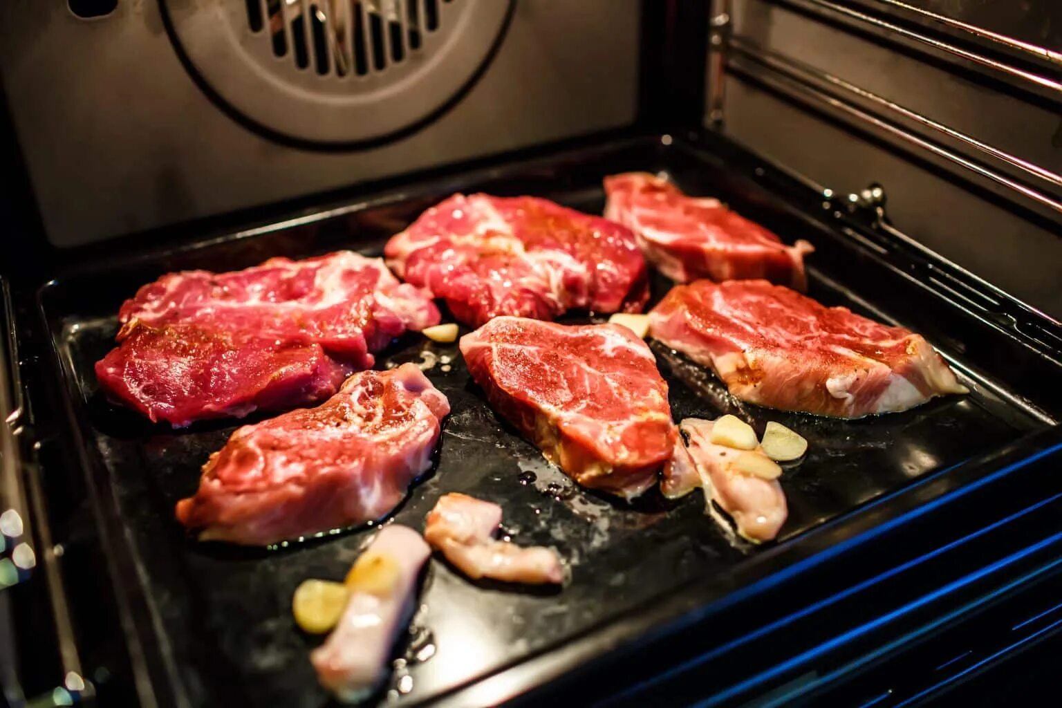 Стейк в духовке. Противень для мяса. Стейк на решетке в духовке. Свинина на гриле в духовке.