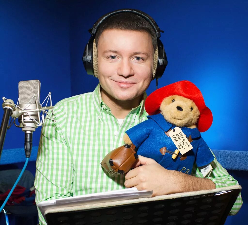 Озвучка мультфильмов. Озвучить голосом ребенка. Дакота фаннинг озвучила коралину. Девушка с микрофоном в студии. Студия дубляжа.