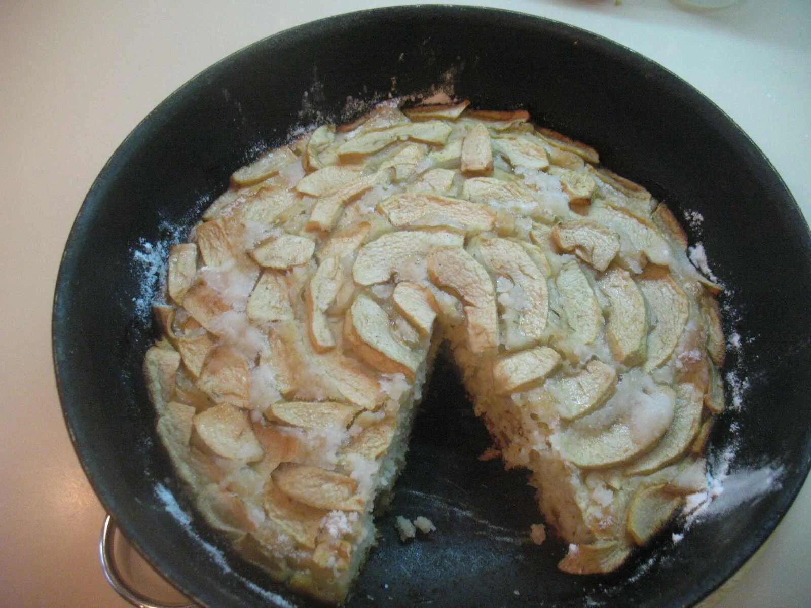 Шарлотка на сковороде. Яблочный пирог на сковороде. Шарлотка с яблоками на сковороде. Шарлотка с яблоками на сковороде в духовке.