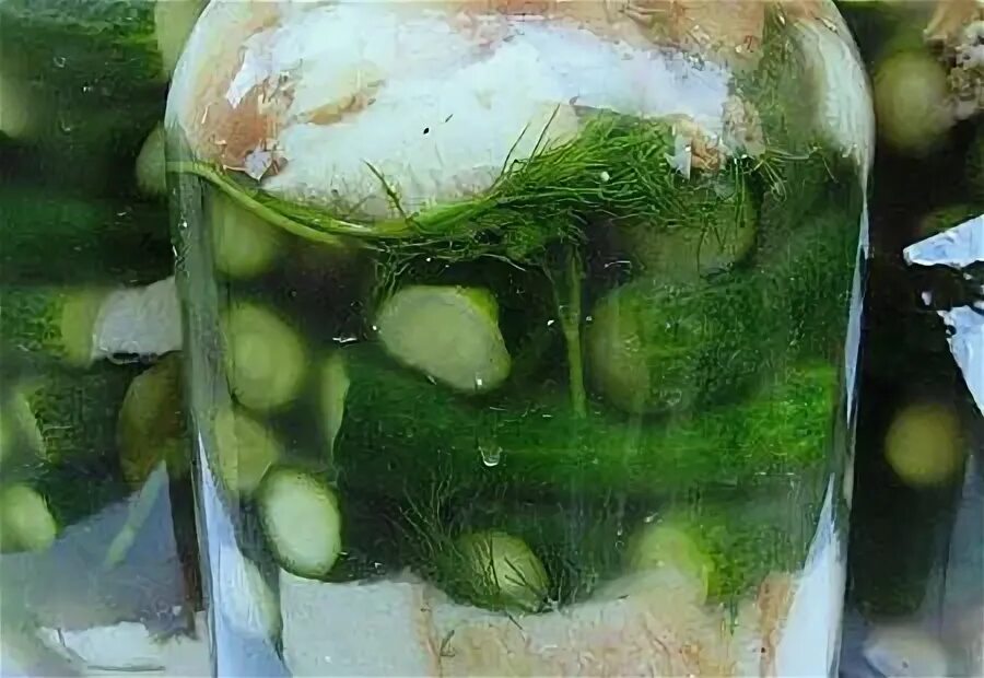 Соленые огурцы с яблоками. Соленые огурцы с яблоками. Соленья на стол. Малосольные огурцы с яблоками. Яблоки маринованные на зиму.
