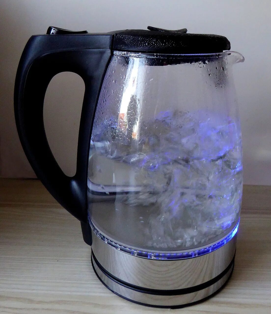 Электрический чайник кипит. Кипячение воды. Чайник с кипятком. Электрочайник с водой.